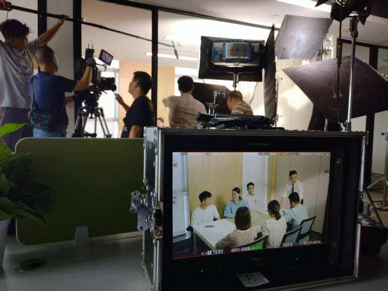万秀区TVC拍摄公司：科技产品视觉化大师，诠释未来感与功能美学